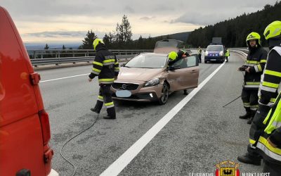 Verkehrsunfall PKW gegen Leitschiene