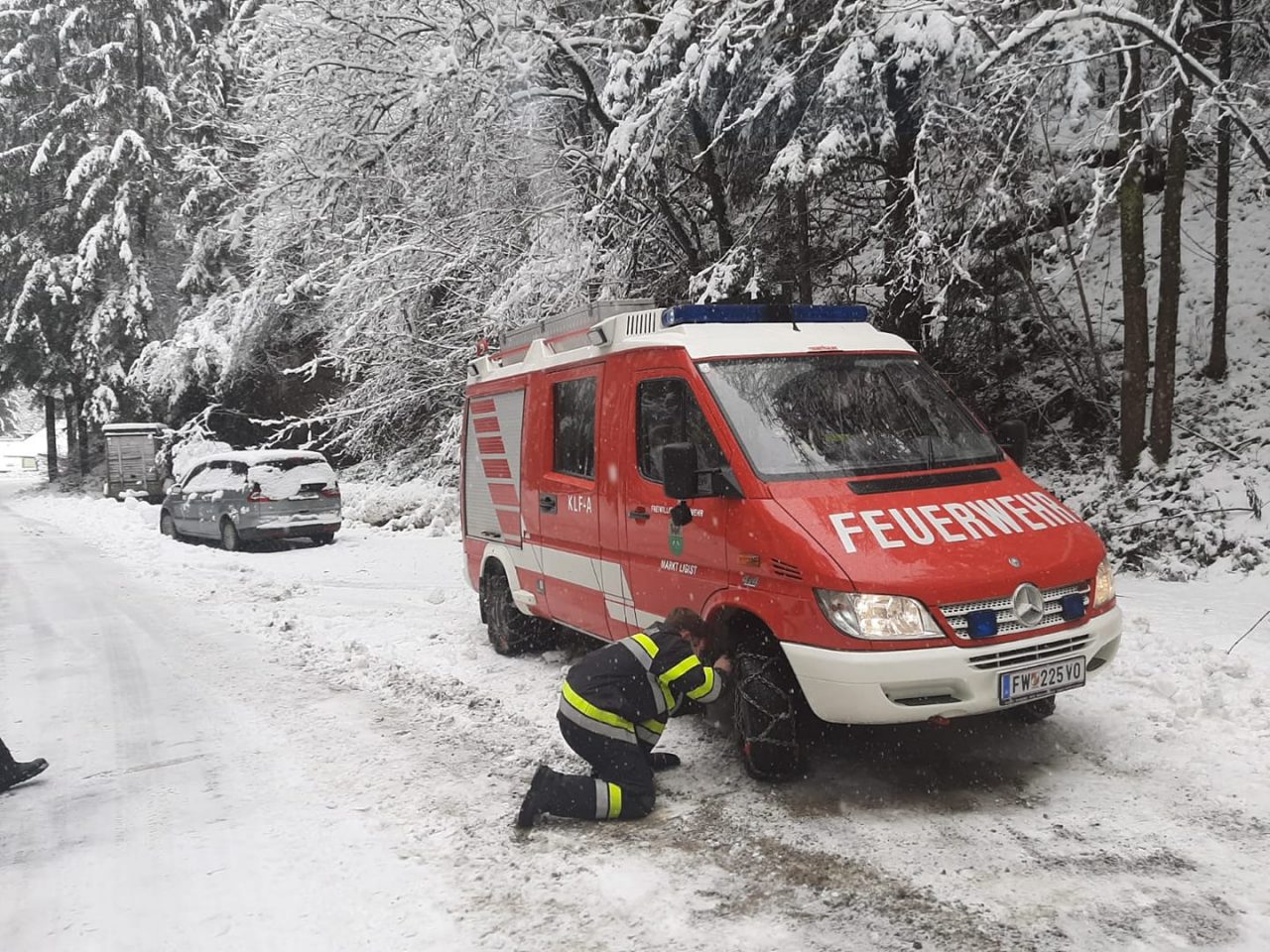 Zwei Einsätze heute für uns - PKW Bergung und Baum über ...